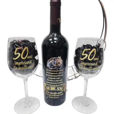 50 de ani aniversare, suport din metal cu sticla vin personalizata cu mesaj si 2 pahare personalizate 50 de ani impreuna